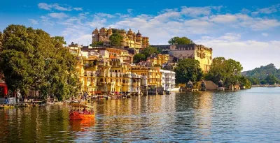 Essence of Udaipur: Palaces, Lakes & Cultural Charms 